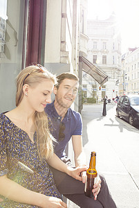 在咖啡厅喝啤酒的年轻情侣图片