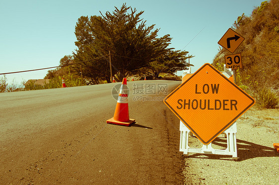 美国加利福尼亚州大南1号高速公路的警告牌图片