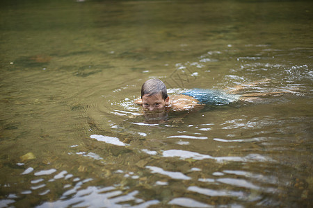 美国北卡罗来纳州康河水淹没的少年男孩图片