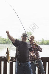 美国密歇根州门罗市葡萄干河两名带鲶鱼的渔民图片
