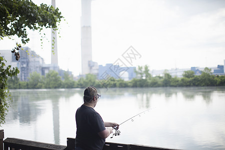 河边捕鱼的男子图片