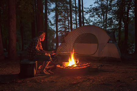 在美国阿肯色州森林里做营火饭的人图片