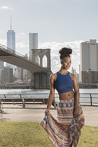 美国纽约布鲁克林桥公园青年女子图片