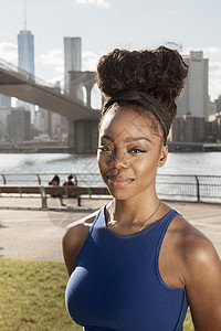 美国纽约布鲁克林桥公园青年女子图片