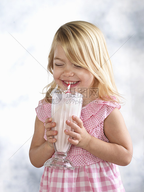 微笑的喝奶昔的女孩图片