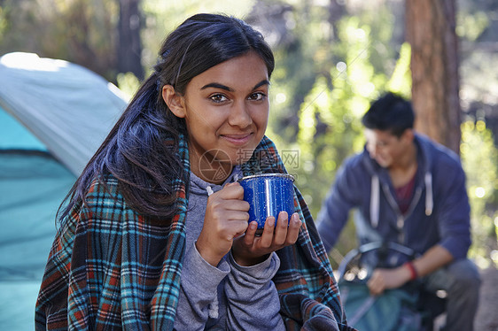 年轻女性喝咖啡的肖像图片