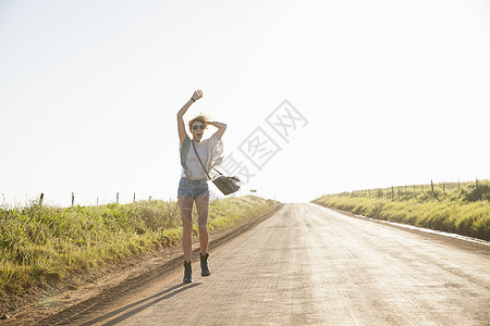 在乡村公路上走路的女人图片