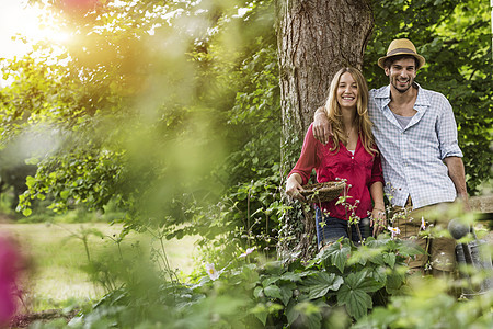 花园里篮子的年轻夫妇肖像图片