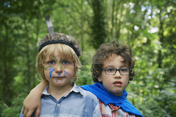 在森林中脸上涂颜料的男孩肖像图片