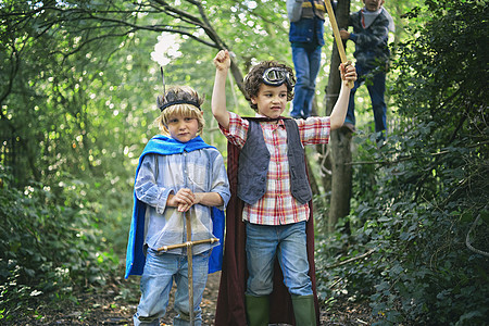 两个男孩打扮在森林里玩耍图片