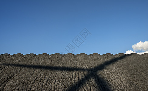 在荷兰泽煤矿上有风涡轮机的影子图片