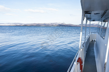 阿根廷火地岛乌斯怀亚向海岸航行的船只侧视图背景图片