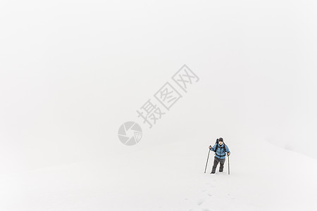 雪地中行走的徒步爱好者图片