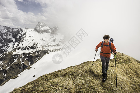 雪山徒步旅行的年轻男性图片