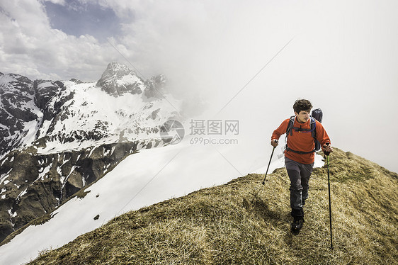 雪山徒步旅行的年轻男性图片