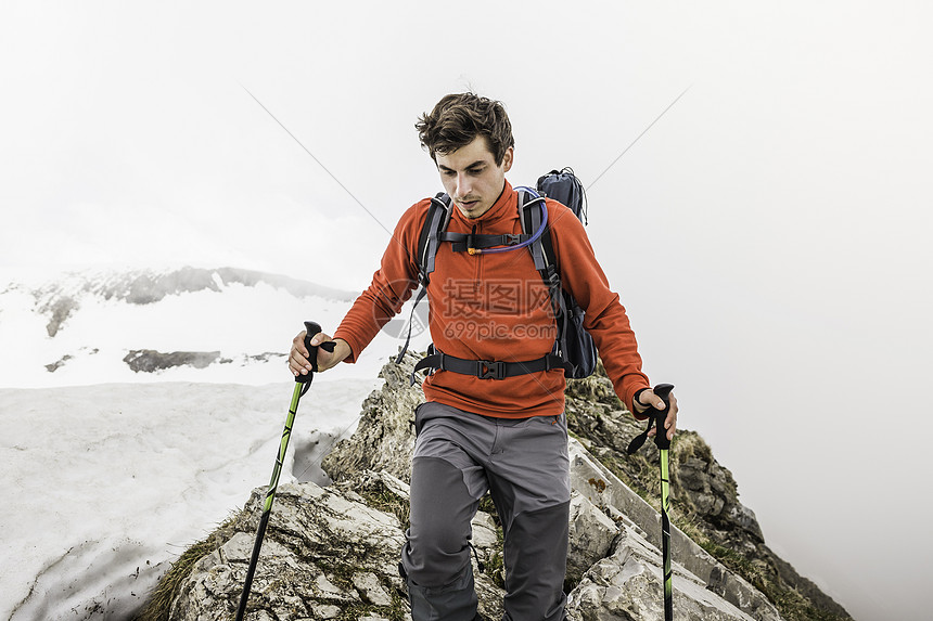 山脉上徒步的成年男子图片