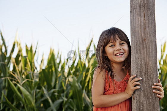 抱着栏杆微笑的女孩肖像图片