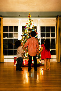 孩子们站在圣诞树前图片