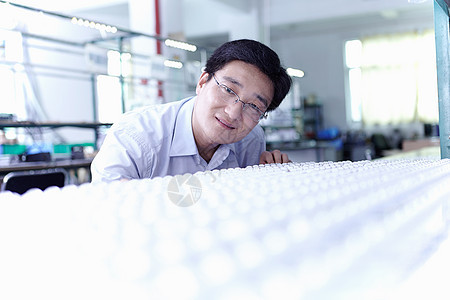 在LED工厂工作的技术人员图片