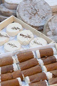 在法国普罗旺斯市场摊的新鲜奶酪图片