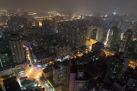 上海市中心夜晚的高架景观背景图片