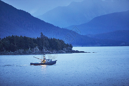 美国阿拉斯加黄昏的渔船图片