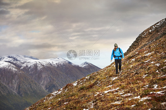 美国阿拉斯加山脉的徒步者图片