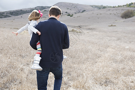 成熟男子抱着女儿外出散步图片