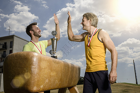 两个男体操运动员互相击掌图片素材