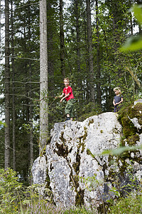 兄弟姐妹在德国巴伐利亚州Zauberwald森林的岩层上玩耍图片