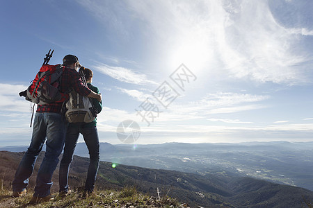 站在山顶的徒步旅行者图片