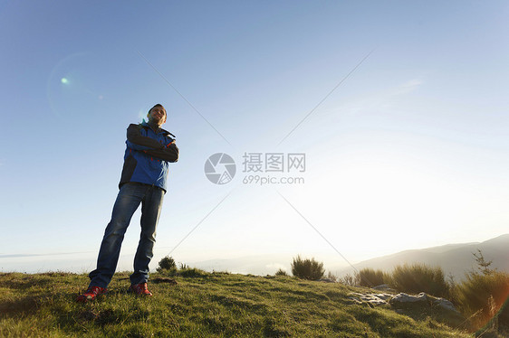 站在山顶上的徒步旅行者图片