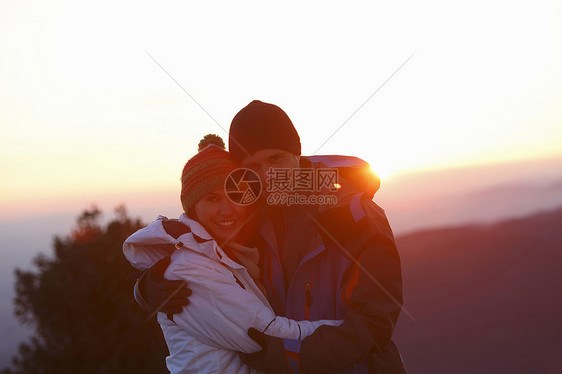 日落时在山顶上的中年夫妻图片