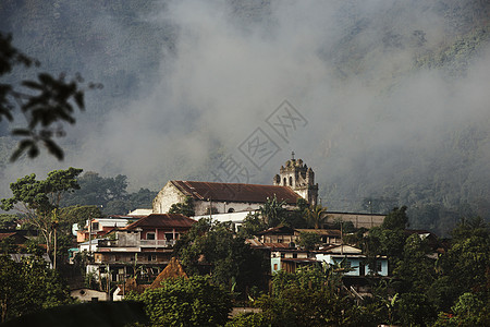 在雾中的中美洲危地马拉阿尔塔维拉帕斯兰昆山村图片