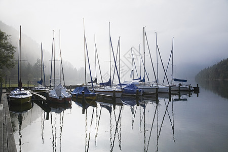 奥地利蒂罗尔州湖上游艇图片