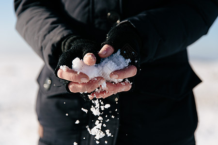 手握雪的女性图片