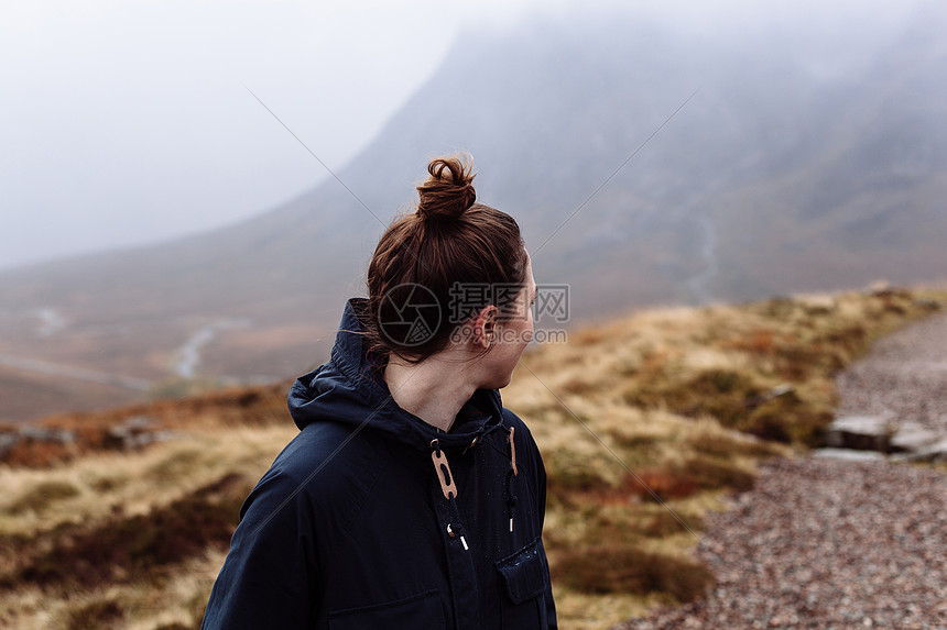 妇女回头对山上仰望