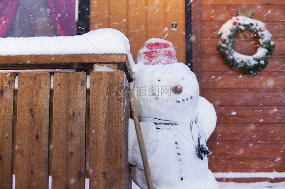 木栅栏边上的雪人图片