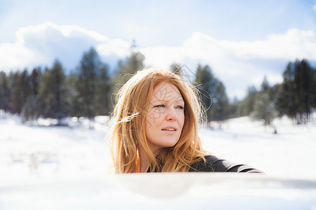 中年妇女在雪地里散步形象图片