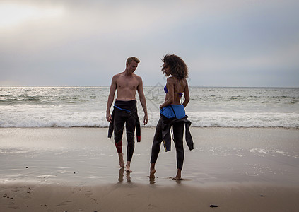 美国加利福尼亚州海滩上的冲浪情侣图片