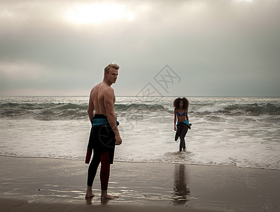 美国加利福尼亚州海滩上等待冲浪女友的帅哥图片