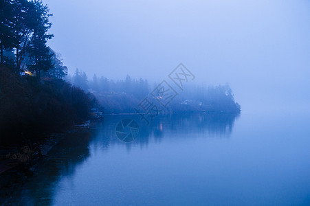 美国华盛顿州西雅图港码头的迷雾图片