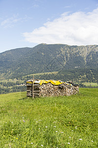 德国巴伐利亚州山脉和前面的木屋图片