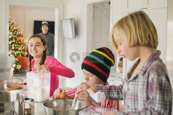 少女和兄弟在厨房烘烤图片