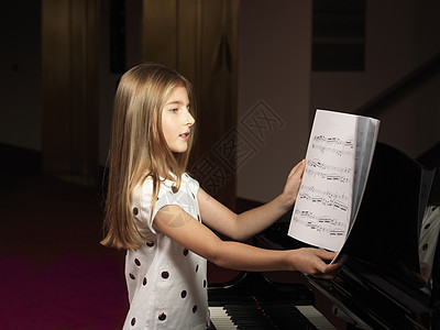 女孩在看钢琴乐谱图片