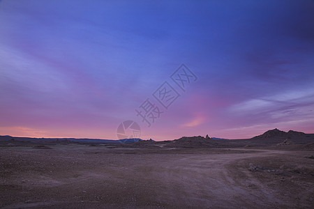 美国加利福尼亚州特罗纳沙漠的黄昏风景图片