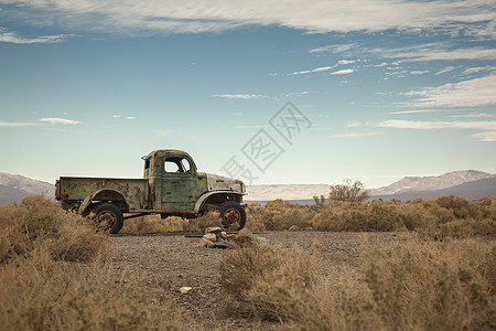 美国加利福尼亚州特罗纳的荒漠地废弃卡车图片