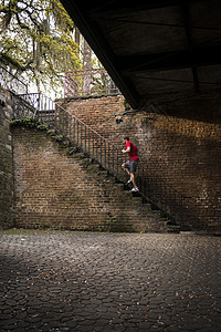户外健身爬楼梯的年轻男性图片