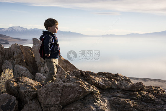 站在岩石上的小孩图片