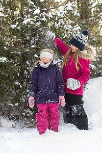 姐妹们在外面雪地中玩耍图片